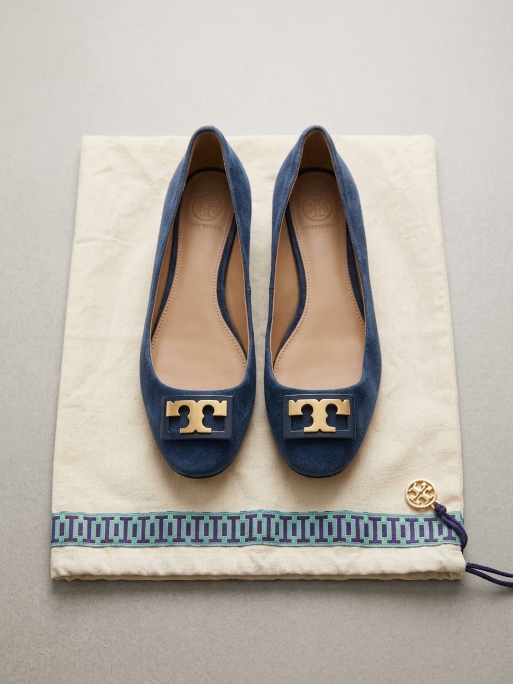 Tory Burch Gigi Suede Pumps – Tory Navy Blue/Gold Logo